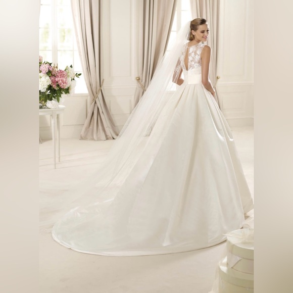 Like New Spanish Designer Pronovias Dalia Duchess Satin Wedding Dress - size 8 - Picture 3 of 5